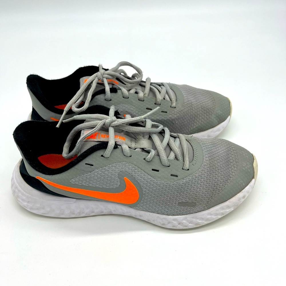 Nike revolution size 8.5 in women